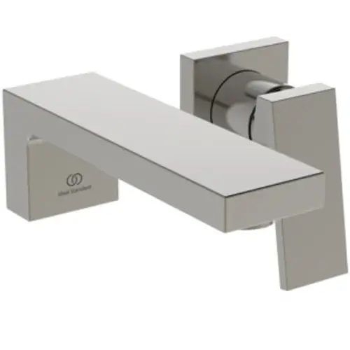 Wand-Wascharmatur in Silber mit einem rechteckigen Auslauf und einem zentralen Bedienknopf. Marke: Ideal Standard. Klarer, funktionaler Designstil.